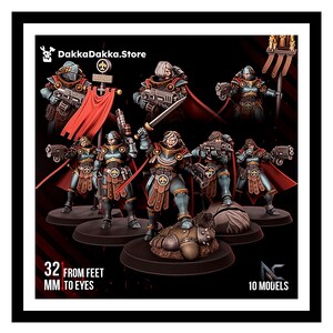 Könnte beinhalten: Ein Set aus 10 Miniatur-Soldatenfiguren mit Rüstungen in Blau und Gold, roten Umhängen und verschiedenen Waffen wie Schwertern und Gewehren. Die Figuren stehen auf runden Sockeln, eine steht über einer gefallenen Figur. Text zeigt 32 MM.