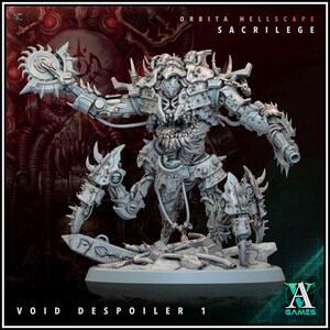 Könnte beinhalten: Eine hellgraue Miniaturfigur mit dem Titel Void Despoiler 1 aus Orbita Hellscape Sacrilege. Die Kreatur besitzt einen mechanischen Torso mit einem zentralen Schlund, stachelige Panzerplatten, ein Kreissägeblatt an einem Arm und eine Kanone am anderen.