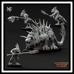 Può includere: Un set di miniature in resina grigia per giochi da tavolo composto da una grande creatura corazzata simile a un dinosauro con punte e tre guerrieri bipedi simili a lucertole che impugnano armi inastate. Il testo NovaCoreMiniatures 32mm Heroic Scale OPR Compatible è visibile.