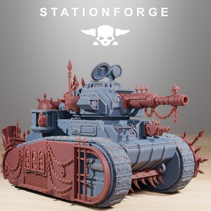 Op de afbeelding: Een grijs en roodbruin miniatuur tankmodel met de tekst STATIONFORGE en een schedellogo. De tank heeft gepunte bepantsering, kettingen en een grote kanonsloop versierd met een schedel. Het bevat zijpanelen met details van boogramen.