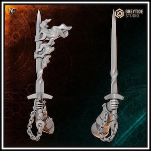 Könnte beinhalten: Zwei graue Miniaturschwerter mit gedrehten Klingen und Kettendetails, gehalten von gepanzerten Händen. Ein Schwert zeigt einen geformten Flammeneffekt entlang der Klinge. Das Greytide Studio Logo ist oben rechts im Bild zu sehen.