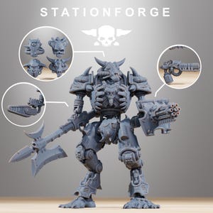 Może przedstawiać: Szara miniaturowa figurka robota z żywicy z napisem STATIONFORGE, posiadająca płytę piersiową w kształcie czaszki, rogatą głowę i ruchome kończyny. Postać trzyma duży topór i broń wielolufową, z wstawkami pokazującymi opcjonalne głowy i części ramion.