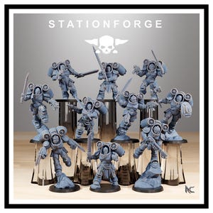 Op de afbeelding: Een verzameling van negen ongeverfde grijze hars miniatuurfiguren van StationForge, elk in een harnas met jetpacks, gewapend met zwaarden, pistolen en schilden, staand op individuele ronde zwarte voetstukken voor presentatie.