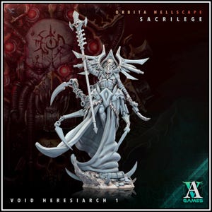 Könnte beinhalten: Eine hellgraue Miniaturfigur aus Kunstharz mit der Aufschrift Void Heresiarch 1, die einen skelettartigen Humanoiden mit einem hohen Stab mit Totenkopf, mehreren mechanischen Gliedmaßen und fließenden Gewändern auf einem Sockel zeigt.