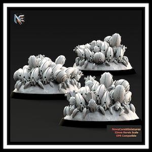 Può includere: Tre sciami in miniatura in resina grigia non dipinta su basi nere circolari. Ogni gruppo presenta diverse piccole creature robotiche simili a insetti con gusci segmentati e zampe sottili. Testo: NovaCoreMiniatures 32mm Heroic Scale OPR Compatible.