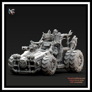 Può includere: Un veicolo in miniatura grigio con un cannone montato, grandi pneumatici tassellati e una figura di orco al posto di guida. Il modello include il testo NovaCoreMiniatures, 32mm Heroic Scale e OPR Compatible. Il design presenta un roll-bar e tubi di scarico.