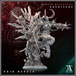 Könnte beinhalten: Eine hellgraue, hochdetaillierte Miniaturfigur mit dem Titel Orbita Hellscape Sacrilege Void Herald. Die Figur zeigt ein gehörntes, gepanzertes Wesen mit komplexen mechanischen und organischen Texturen, das dynamisch inmitten gezackter, kristalliner Splitter posiert.