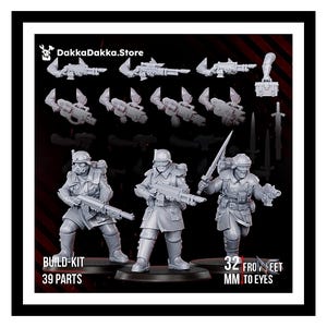 Op de afbeelding: Een grijze resin bouwset met drie soldatenminiaturen in uniform met helmen en een bril, gewapend met geweren en een zwaard. Inclusief diverse wapenarmen en accessoires. Tekst: DakkaDakka.Store, 39 onderdelen, 32 mm van voeten tot ogen.