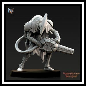 Peut inclure: Une figurine miniature gris clair non peinte représentant une créature humanoïde robotique à tête pointue, portant une cape en lambeaux et tenant une grande arme mécanique reliée par un câble. La base indique NovaCoreMiniatures 32mm Heroic Scale.