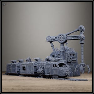 Puede incluir: Un modelo de tren en miniatura gris con una locomotora y varios vagones de carga sobre vías. El vagón principal incluye un gran brazo de grúa mecánico con una garra, mientras que los otros vagones tienen torretas de armas montadas.