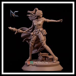 Könnte beinhalten: Eine braune, einfarbige Miniaturfigur einer stehenden Person mit langem, wehendem Haar, bekleidet mit Tunika, Umhang und hohen Stiefeln. Die Figur hält einen strukturierten Stab in einer Hand und streckt die andere aus. Ein Schädel und Bücher liegen am Sockel.