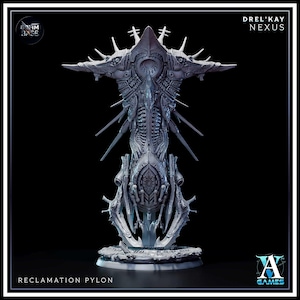 Könnte beinhalten: Eine graue Drel'Kay Nexus Reclamation Pylon Miniaturfigur mit komplexen mechanischen und organischen Texturen, spitzen Dornen und einem runden Sockel. Der Text DREL'KAY NEXUS und RECLAMATION PYLON ist sichtbar, sowie ein 80mm Sockel-Symbol.