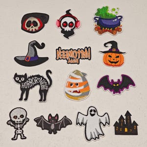 Peut inclure: Un ensemble de douze écussons brodés sur le thème d'Halloween, comprenant un crâne, un fantôme, un chat noir avec le texte Horror Night, une citrouille, une chauve-souris, un chaudron, un bonbon, une maison hantée et un signe Happy Halloween.