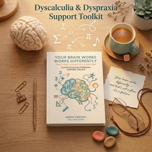 Puede incluir: Un libro titulado Your Brain Works Works Differently: A Dyscalculia & Dyspraxia Support Toolkit de Sarah Vincent, con una ilustración de un cerebro, símbolos matemáticos, un lápiz, clips, una taza, gafas y un modelo de cerebro sobre una superficie de madera.