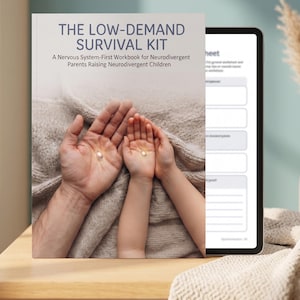 Pode incluir: Um livro de exercícios intitulado The Low-Demand Survival Kit: A Nervous System-First Workbook for Neurodivergent Parents Raising Neurodivergent Children, com uma capa mostrando uma mão adulta e uma infantil segurando pedras brancas.