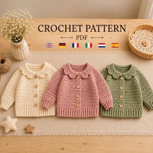 Könnte beinhalten: Eine digitale Häkelanleitung als PDF mit drei langärmeligen Strickjacken mit gewelltem Kragen und Holzknöpfen in Creme, Altrosa und Salbeigrün. Der Text CROCHET PATTERN PDF steht über den Kleidungsstücken neben verschiedenen Nationalflaggen.