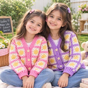 Peut inclure: Deux cardigans à manches longues composés de carrés granny au crochet. L'un présente des carrés roses et jaunes, l'autre des carrés violets et jaunes. Les deux ont un col en V, des poignets côtelés et de petits boutons en forme de fleur.