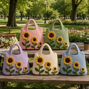 Può includere: Cinque borse all'uncinetto nei colori rosa pastello, verde, lavanda, crema e azzurro. Ogni borsa presenta tre girasoli applicati con centri marroni, petali gialli e steli verdi con foglie. Le borse hanno due manici integrati.