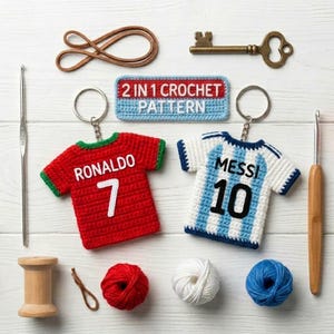 Puede incluir: Dos llaveros de ganchillo con forma de camisetas de fútbol, una roja con texto blanco RONALDO 7 y otra a rayas blancas y azules con texto negro MESSI 10, junto a una etiqueta rectangular 2 IN 1 CROCHET PATTERN, ovillos de lana y ganchillos.