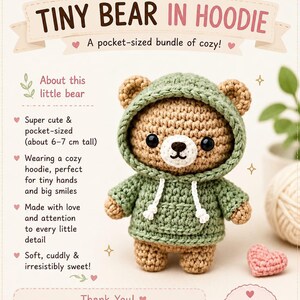 Puede incluir: Un oso de ganchillo color canela con una sudadera con capucha verde salvia y cordones blancos. El oso tiene ojos negros y un hocico blanco. El texto en la imagen incluye "Finished Product Photo", "TINY BEAR IN HOODIE", "A pocket-sized bundle of cozy!" y "Approximate Size: 6-7 cm tall".