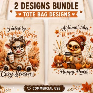 Op de afbeelding: Twee beige draagtassen met herfstthema-afbeeldingen. De linker tas toont een kalf in een trui en bril met de tekst Fueled by Pumpkin Spice Cozy Season. De rechter tas toont een eend met een muts en bril met Autumn Vibes Warm Drinks Happy Heart.