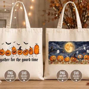 Op de afbeelding: Twee off-white canvas draagtassen met Halloween-thema afbeeldingen. De linker tas toont oranje pompoenen, spoken en vleermuizen met de tekst "gather for the gourd time". De rechter tas toont een nachtscène met pompoenen, spoken en een kat.