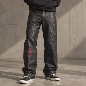 Pantaloni in pelle nera con applicazioni a croce, gamba dritta, stile gotico, modello Fleur de Lis, stile biker, streetwear anni 2000, pantaloni in pelle Chrome Hearts da uomo.