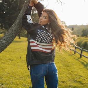 Varsity bomberjack met Amerikaanse vlag - Handgemaakte leren jas met Amerikaanse vlag - Retro patriottisch bikerjack uit de jaren 90, unisex.