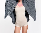 Manteau pull Cardigan Cape noir blanc laine Merino le tricot KID theknitkid faite en Allemagne Berlin mélange de soie tricot tricot design