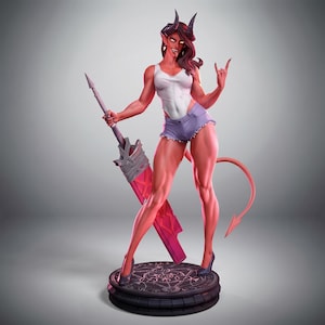 Puede incluir: Una figura de demonio de piel roja con cuernos, orejas puntiagudas y cola, que viste una camiseta sin mangas blanca y pantalones cortos de mezclilla de color lila claro. La figura sostiene una espada grande envuelta sobre una base circular.