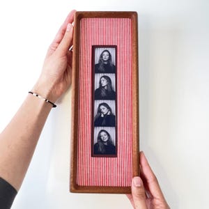Walnuss-Bilderrahmen mit Stoff-Passepartout für 4er-Fotostreifen, Photobooth-Rahmen, Mid-Century-Stil