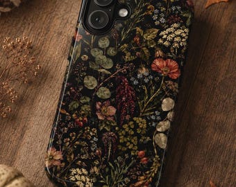 Könnte beinhalten: Eine rechteckige Smartphone-Hülle mit schwarzem Hintergrund, verziert mit einem dichten, farbenfrohen botanischen Muster aus verschiedenen Wildblumen, grünem Blattwerk und kleinen Beeren, mit Aussparung für die Doppelkamera.