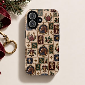 Könnte beinhalten: Eine rechteckige Handyhülle mit einem sich wiederholenden Muster aus Reitsport- und Weihnachtsmotiven. Das Design zeigt Pferdeköpfe in kreisförmigen Rahmen, goldene Hufeisen, Glocken mit roten Schleifen, grüne Stechpalmenblätter und goldene Siegerschleifen.