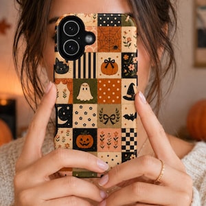 Puede incluir: Una funda para smartphone con un diseño de cuadrícula tipo patchwork que incluye varias ilustraciones temáticas de Halloween, como un gato negro, un fantasma, calabazas, un sombrero de bruja, un murciélago, telarañas, flores y estrellas.