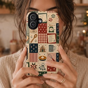 Puede incluir: Una funda para teléfono con un diseño de patchwork que presenta varias ilustraciones de cocina y festividades, incluyendo una casa de jengibre, un batidor, cucharas medidoras, un pastel, una taza, una báscula, una cuchara de madera y recetas escritas.