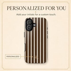 K&ouml;nnte beinhalten: Eine Smartphone-H&uuml;lle mit vertikalem braun-wei&szlig;em Streifenmuster. Die H&uuml;lle hat einen Kameraausschnitt und die goldfarbenen Initialen SK sind unten aufgedruckt. Der Text auf dem Bild lautet PERSONALIZED FOR YOU und PERSONALIZED.