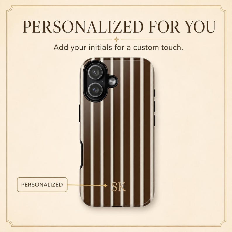 K&ouml;nnte beinhalten: Eine Smartphone-H&uuml;lle mit vertikalem braun-wei&szlig;em Streifenmuster. Die H&uuml;lle hat einen Kameraausschnitt und die goldfarbenen Initialen SK sind unten aufgedruckt. Der Text auf dem Bild lautet PERSONALIZED FOR YOU und PERSONALIZED.