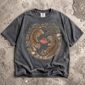 Camiseta Yin Yang Tigre / Camiseta retro japonesa con estampado gráfico para hombre y mujer / Camiseta estilo tatuaje vintage / Top rojo sol cómodo de colores / Regalo bohemio unisex