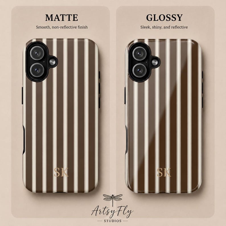 K&ouml;nnte beinhalten: Zwei Handyh&uuml;llen mit braun-wei&szlig;em vertikalem Streifenmuster und dem goldenen Monogramm SK. Eine H&uuml;lle hat eine matte, nicht reflektierende Oberfl&auml;che, die andere eine gl&auml;nzende, reflektierende Oberfl&auml;che. Beide haben einen schwarzen Kameraausschnitt.