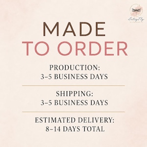 以下が含まれることがあります： トンボのロゴと茶色とピンクの「MADE TO ORDER」という文字が書かれた薄いベージュのインフォグラフィック。製造期間3〜5営業日、発送期間3〜5営業日、合計配送予定日数8〜14日と記載されています。