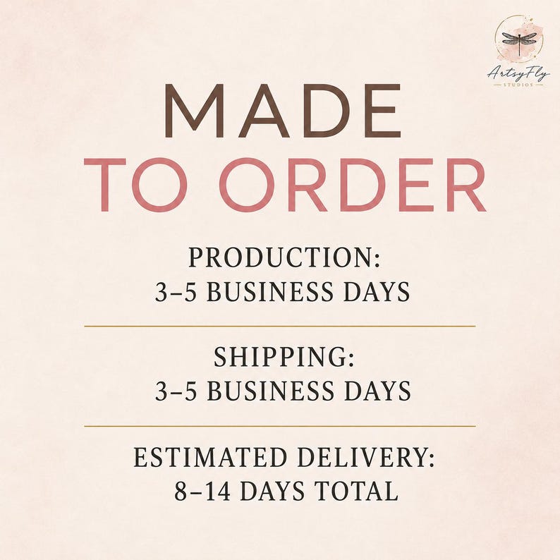以下が含まれることがあります： トンボのロゴと茶色とピンクの「MADE TO ORDER」という文字が書かれた薄いベージュのインフォグラフィック。製造期間3〜5営業日、発送期間3〜5営業日、合計配送予定日数8〜14日と記載されています。