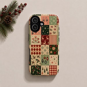 Può includere: Una cover per telefono rettangolare caratterizzata da un design patchwork festivo con vari riquadri a tema natalizio. Il motivo include illustrazioni di bastoncini di zucchero, renne, fiocchi di neve, stelle di Natale, agrifoglio, ornamenti e alberi di Natale in rosso, verde e crema.