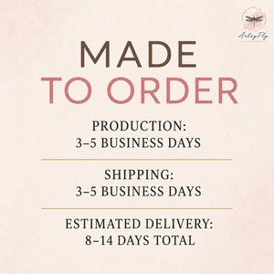 K&ouml;nnte beinhalten: Eine hellrosa Infografik mit einem Libellen-Logo und dem Text MADE TO ORDER, PRODUCTION: 3-5 BUSINESS DAYS, SHIPPING: 3-5 BUSINESS DAYS und ESTIMATED DELIVERY: 8-14 DAYS TOTAL, dargestellt in dunkelbrauner und gedeckter roter Schrift.