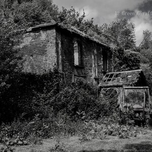 Monochromes Porträt eines zerstörten traditionellen irischen Bauernhauses