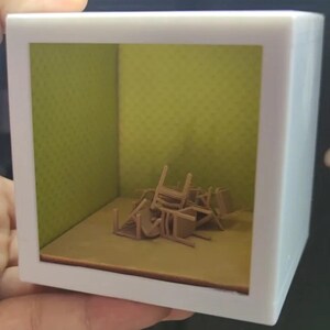 Diorama de hall d'entrée, décoration de bureau horrifique, papier peint jaune, pièce miniature effrayante, veilleuse à monter soi-même, couvercle magnétique, cadeau d'horreur