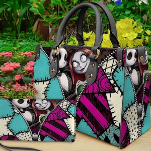 Puede incluir: Un bolso estructurado y una cartera rectangular a juego con un dise&ntilde;o de patchwork que muestra personajes de Pesadilla antes de Navidad. El conjunto presenta secciones en color turquesa, morado y blanco con costuras.