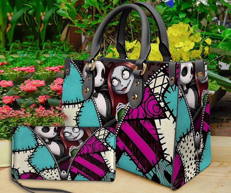 Puede incluir: Un bolso estructurado y una cartera rectangular a juego con un dise&ntilde;o de patchwork que muestra personajes de Pesadilla antes de Navidad. El conjunto presenta secciones en color turquesa, morado y blanco con costuras.