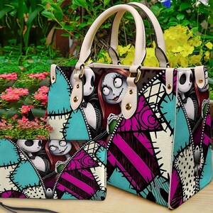 Puede incluir: Un bolso estructurado y una cartera rectangular a juego con un dise&ntilde;o de patchwork que incluye personajes de Pesadilla antes de Navidad. El conjunto muestra paneles vibrantes en color turquesa, magenta y crema con costuras negras y asas crema.