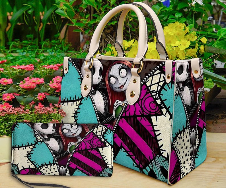 Puede incluir: Un bolso estructurado y una cartera rectangular a juego con un dise&ntilde;o de patchwork que incluye personajes de Pesadilla antes de Navidad. El conjunto muestra paneles vibrantes en color turquesa, magenta y crema con costuras negras y asas crema.