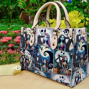 K&ouml;nnte beinhalten: Eine strukturierte Handtasche mit einem wiederkehrenden Grafikdruck von Jack Skellington und Sally aus Nightmare Before Christmas. Die Tasche verf&uuml;gt &uuml;ber cremefarbene Tragegriffe, goldfarbene Beschl&auml;ge und eine rechteckige Form mit mehreren Paneelen.